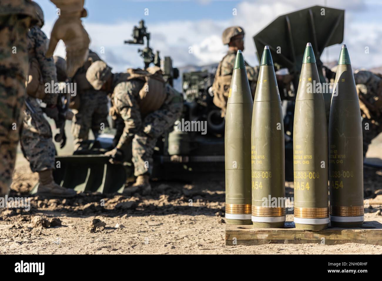 STATI UNITI Marines with India Battery, 1st Battaglione, 11th Marine Regiment, 1st Marine Division, posiziona un howitzer leggero 155mm M777A2 durante un esercizio di addestramento diretto al fuoco come parte di Steel Knight 23 presso Marine Corps base Camp Pendleton, California, 5 dicembre 2022. Steel Knight è un esercizio annuale combinato di armi da fuoco che assicura che 1st MARDIV sia ottimizzato per la guerra navale di spedizione negli spazi contesi, ed è appositamente costruito per facilitare le operazioni future a terra e a galla. Foto Stock