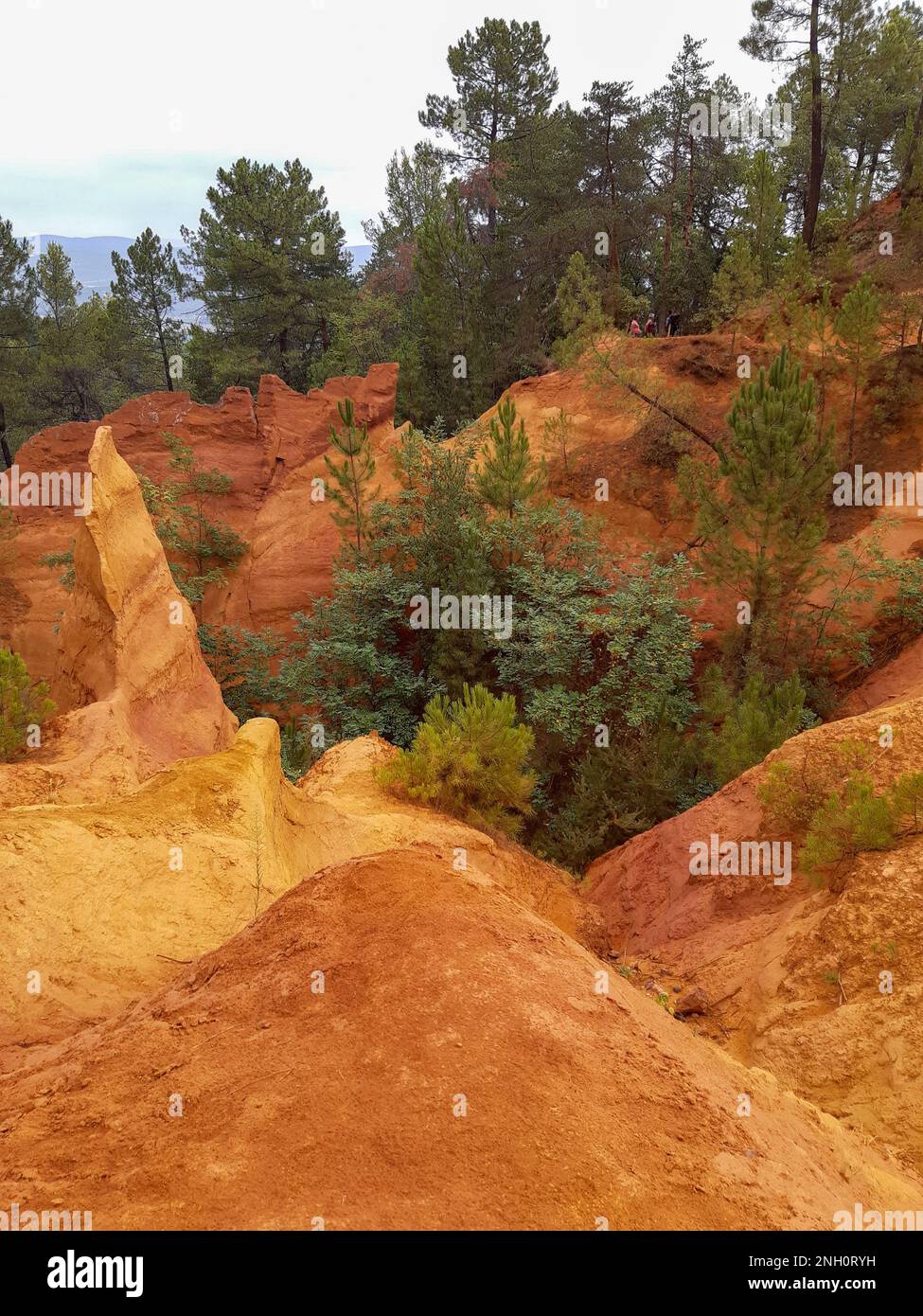 Roussillon arancione ocra formazioni rocciose colorate da ocra in francese Colorado provenzale Provenza Francia Foto Stock