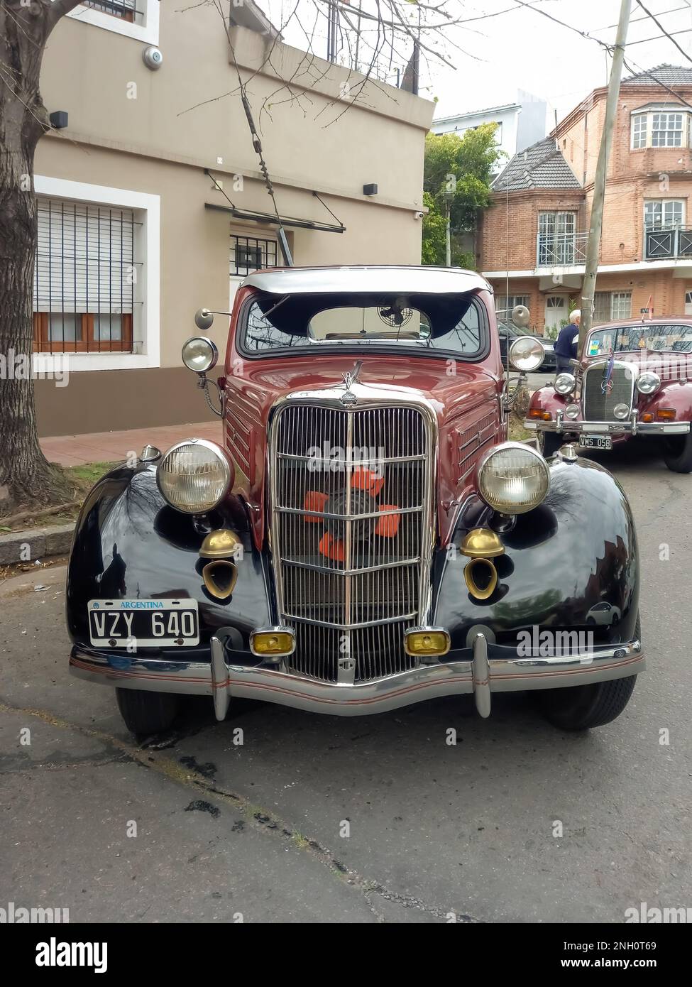 Vecchio antico marrone rosso 1935 Ford 48 V8 coupé cinque finestre fiathead parcheggiato in strada. Cromi. Griglia. Spettacolo di auto classica. Foto Stock