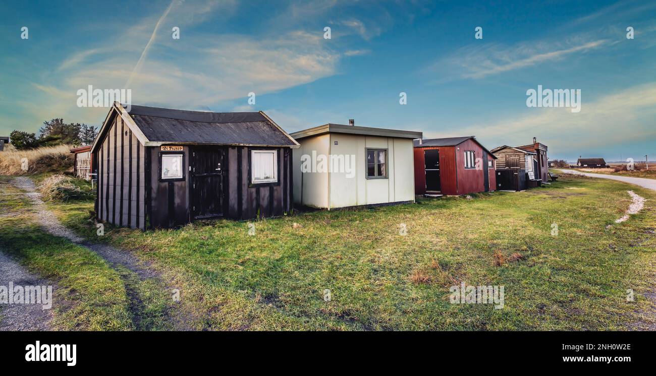 Tipperne riserva naturale piccoli cottage di pesca e capanne in un paesaggio rurale a Rinkoebing fiordo, Danimarca Foto Stock