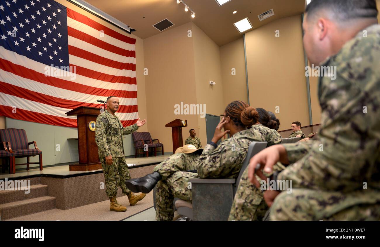 MAYPORT, Fla. (5 dicembre 2022) – personale, Manpower e la flotta di addestramento Capo Delbert Terrell parla ai marinai durante una chiamata a mani libere alla Stazione navale Mayport il 5 dicembre 2022. Terrell sta visitando le basi del sud-est della regione della Marina a Mayport & Jacksonville, Florida, e Kings Bay, Georgia, per ascoltare il feedback dei marinai e discutere con i leader senior degli aggiornamenti recenti della politica del capo del personale navale. Foto Stock