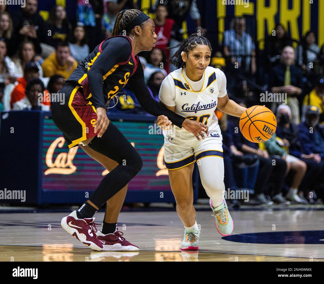 Haas Pavilion Berkeley Calif, USA. 19th Feb, 2023. CA USA La guardia californiana Jayda Curry (30) va al basket durante la partita di pallacanestro femminile NCAA tra i Trojan della USC e gli orsi d'oro della California. La California ha battuto la USC 81-78 negli straordinari all'Haas Pavilion Berkeley Calif. Thurman James/CSM/Alamy Live News Foto Stock