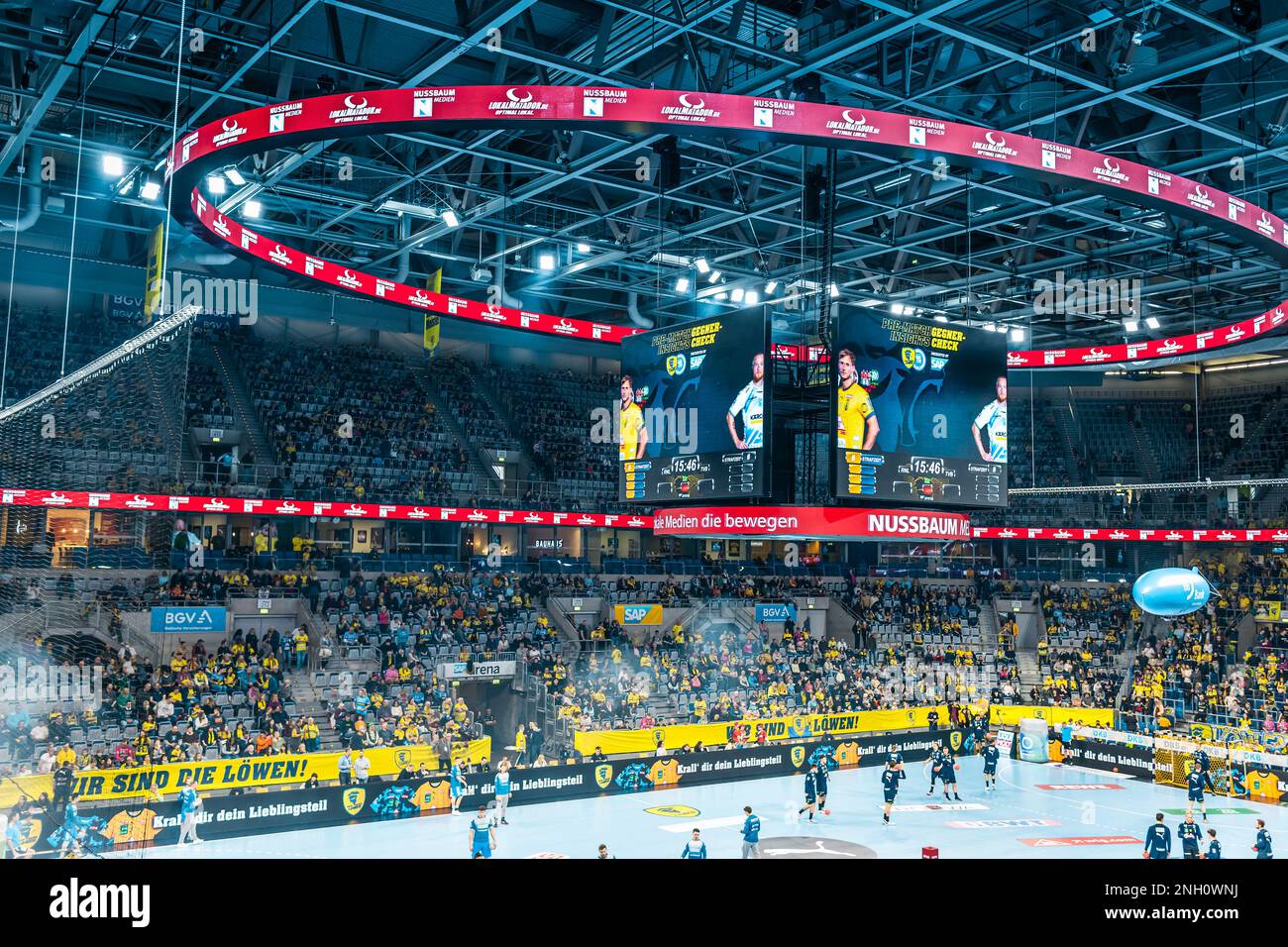 Mannheim, Germania - 19 febbraio 2023: Incontro con gli spettatori di SAP Arena, uno dei più high-tech d'Europa Foto Stock