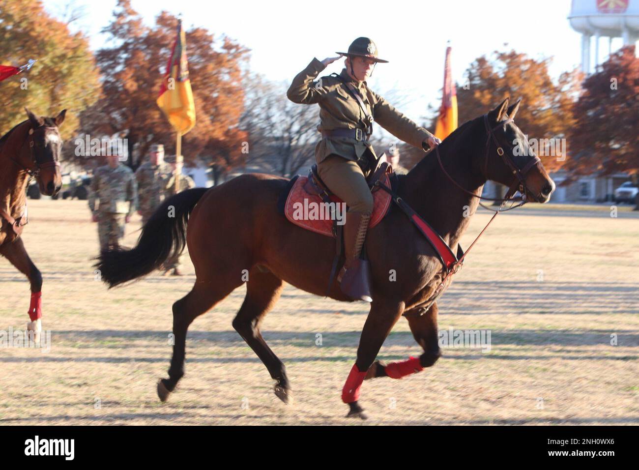 Lara Armstrong, capo della sezione, squadra equina della sezione dell'artiglieria di campo, saluta il comandante Sgt. Maj. Stephen Burnley, il sergente di comando maggiore, il Centro di Eccellenza dei fuochi e la soglia di Fort, alla fine della sua cerimonia di cambio di responsabilità il 5 dicembre 2022, sul Quadrangle Old Post di Fort Sill. Foto Stock