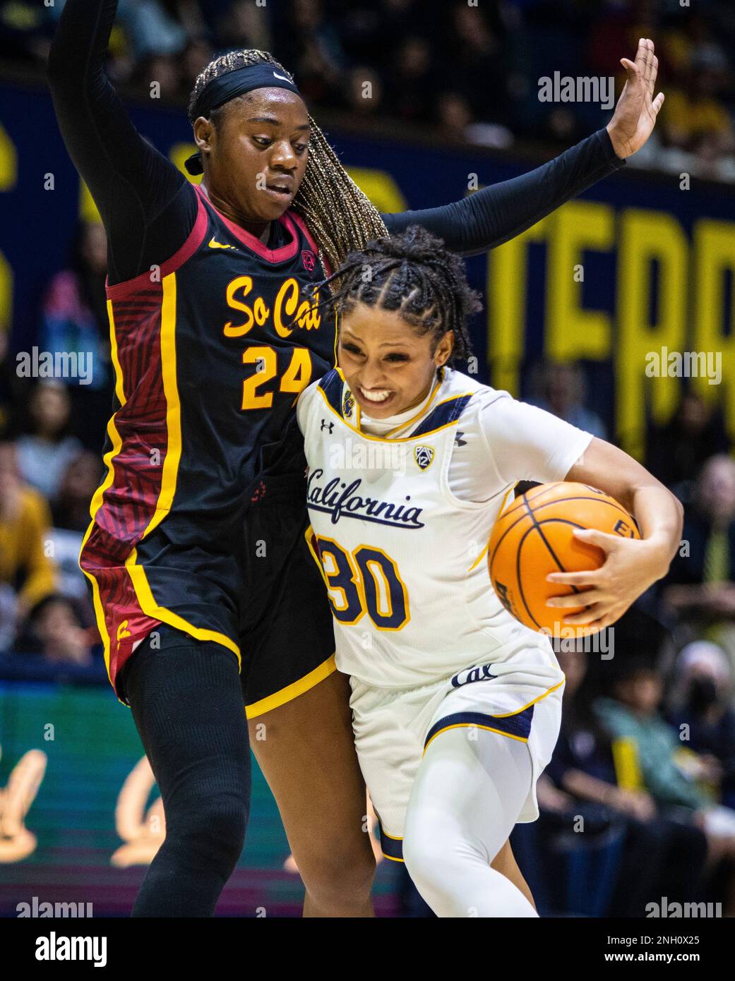 Haas Pavilion Berkeley Calif, USA. 19th Feb, 2023. CA USA La guardia californiana Jayda Curry (30) guida verso il cerchio durante la partita di pallacanestro femminile NCAA tra i Trojan della USC e gli orsi d'oro della California. La California ha battuto la USC 81-78 negli straordinari all'Haas Pavilion Berkeley Calif. Thurman James/CSM/Alamy Live News Foto Stock