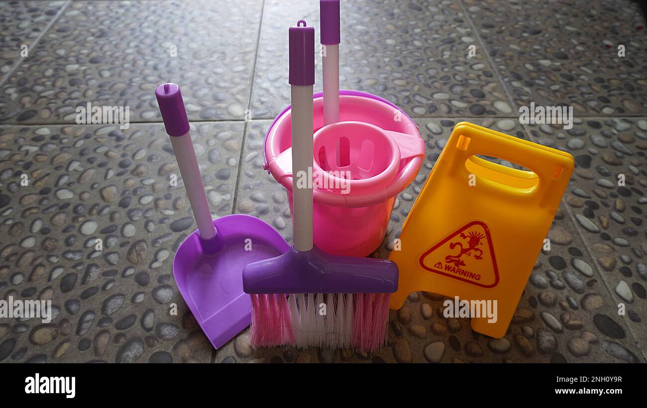 Giochi per bambini attrezzi di pulizia giocattolo con avvertimento di segni bagnati come un mezzo di giochi educativi Foto Stock