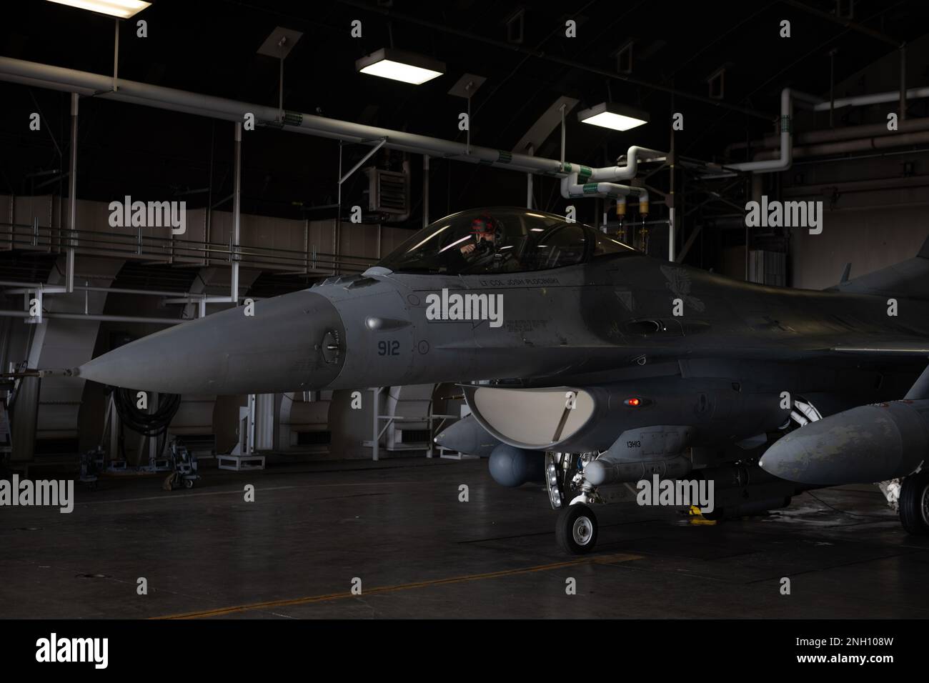 U.S. Air Force tenente colonnello Josh Plocinski, pilota di caccia del 13th Fighter Squadron, si prepara al decollo in un F-16 Fighting Falcon dotato di nuovi aggiornamenti radar attivi elettronicamente scansionati (AESA) alla Misawa Air base, Giappone, 5 dicembre 2022. Il nuovo radar AESA offre ai piloti strumenti migliori per migliorare la consapevolezza e aumentare i tempi di reazione. Il 35th Fighter Wing divenne la prima unità F-16 nel teatro Indo-Pacifico a incorporare la tecnologia aggiornata, aumentando la capacità dello stormo di proteggere, scoraggiare e difendere nella regione e sostenere alleati e partner statunitensi. AESA, F16, Giappone, Misawa, radar, Foto Stock
