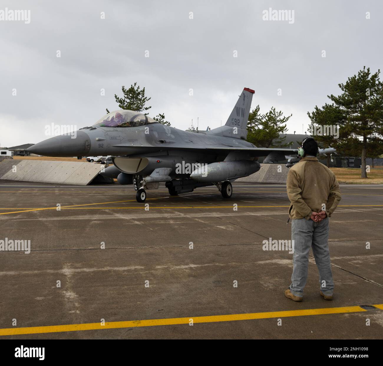 U.S. Air Force tenente colonnello Josh Plocinski, pilota di caccia del 13th Fighter Squadron, taxi per la pista su un F-16 Fighting Falcon dotato di un nuovo aggiornamento radar attivo Electronic Scanned array (AESA) presso Misawa Air base, Giappone, 5 dicembre 2022. Il 35th Fighter Wing è la seconda unità dell'Air Force ad incorporare la tecnologia AESA aggiornata nell'F-16. Il nuovo potenziamento aumenta le capacità operative dello stormo e sostiene direttamente la missione del comando Indo-Pacifico di mantenere la stabilità regionale e sostenere una FORZA AEREA libera e aperta della regione Indo-Pacifico, capo equipaggio, F16, Giappone, Foto Stock