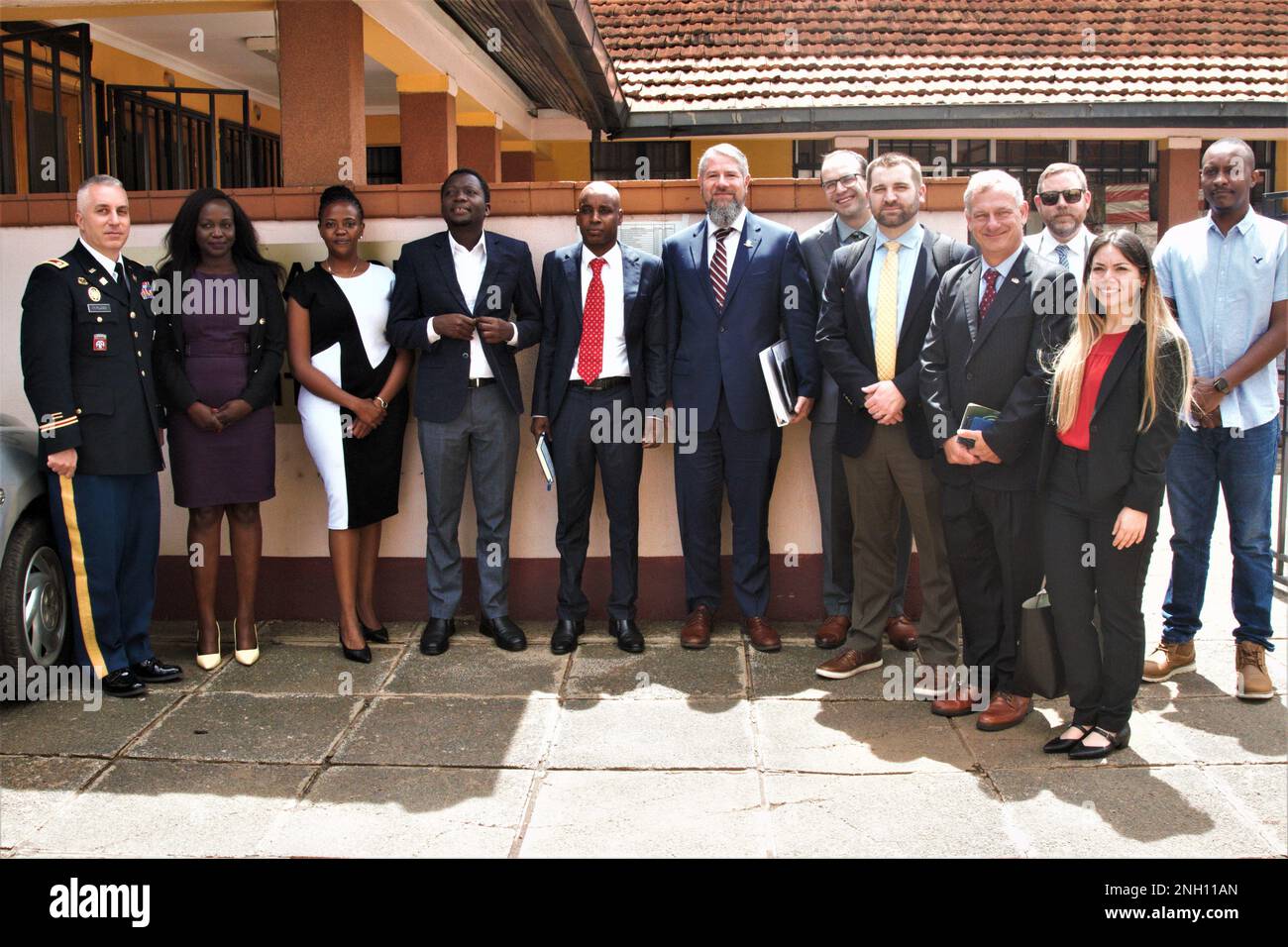 I membri della Defense Threat Reduction Agency (DTRA) e di altri partner interagency e internazionali hanno recentemente partecipato a una cerimonia di taglio del nastro presso il Kenia Veterinary Vaccine Production Institute (KEVEVAPI) per celebrare gli aggiornamenti completati del sistema di trattamento degli effluenti (ETS), dicembre 7, a Nairobi, in Kenya. Foto Stock