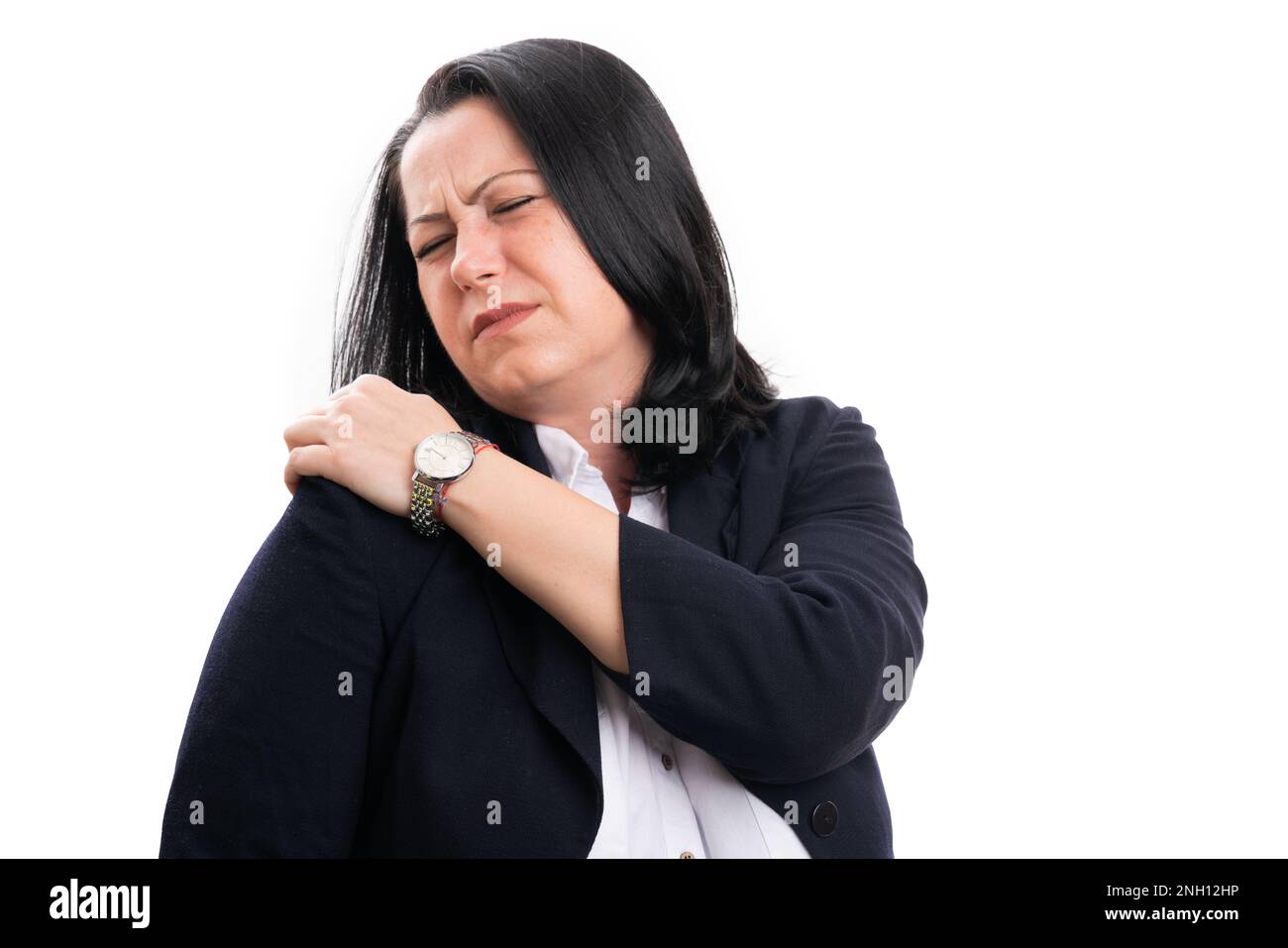 Donna d'affari adulta che indossa abiti eleganti e formali che toccano la spalla del braccio come concetto di dolore muscolare teso isolato su sfondo bianco studio Foto Stock
