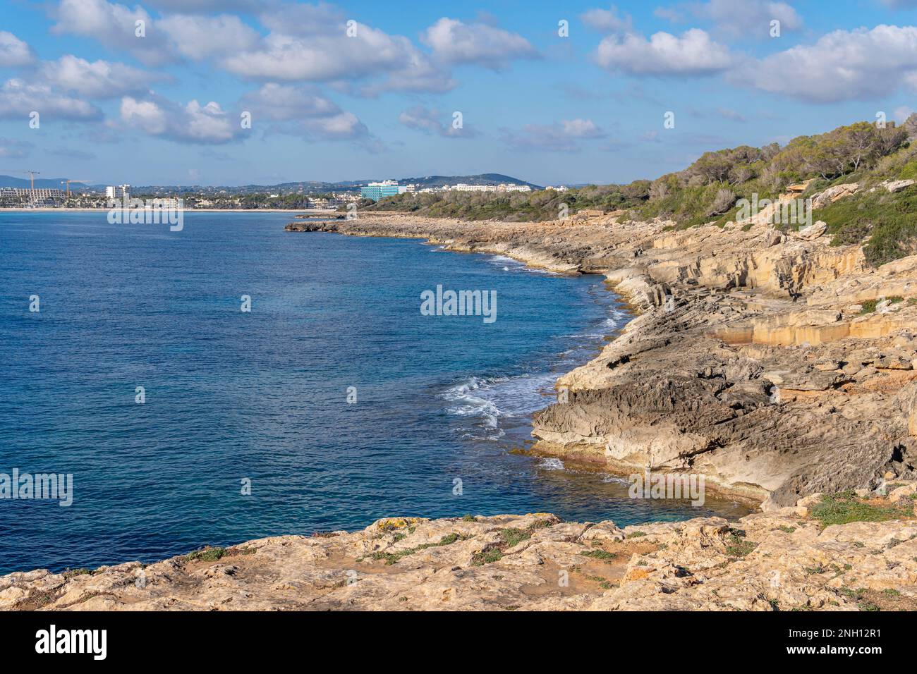 Vista generale della costa rocciosa della località turistica di Maiorca di SA Coma, all'alba. Isola di Mallorca, Spagna Foto Stock