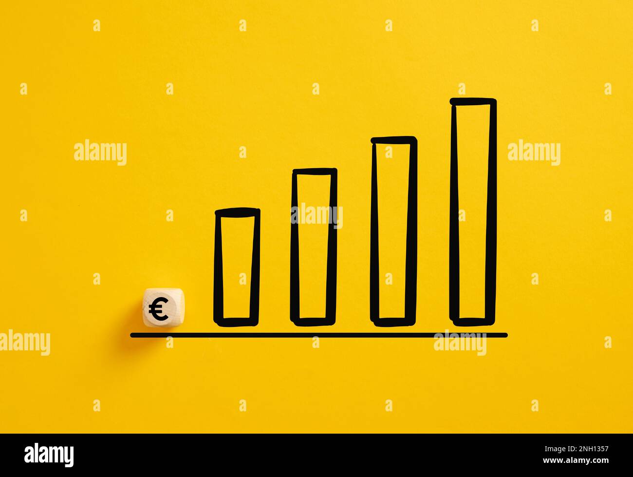 Concetto di crescita del tasso di cambio dell'euro. Aumento dei profitti aziendali. Simbolo dell'euro su un cubo di legno con un grafico ascendente. Foto Stock