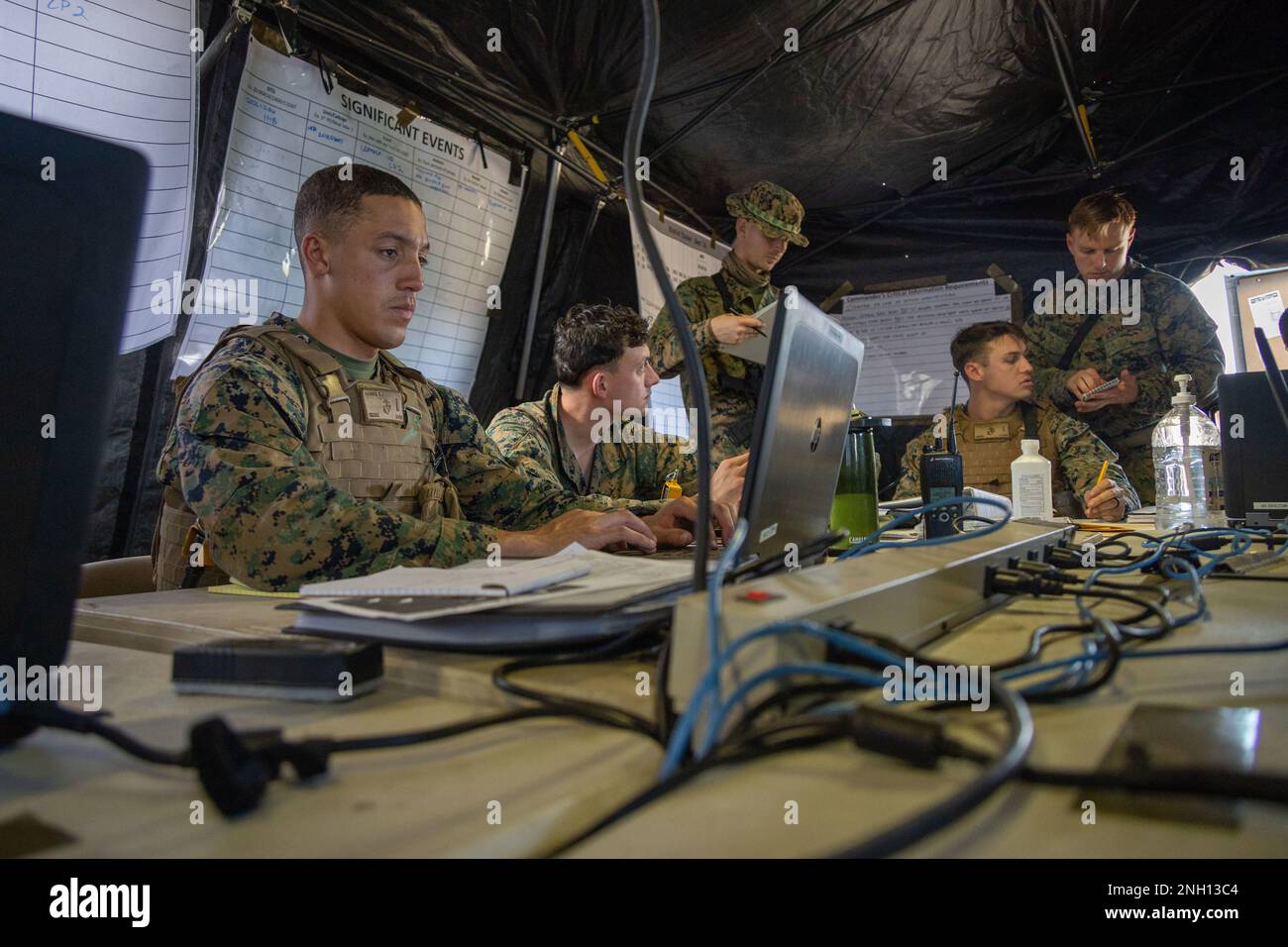 STATI UNITI Harris con la Logistics Operation School, Marine Corps Combat Service Support Schools, costruisce un piano di carico per una missione simulata durante il corso di Logistics Officers Field Exercise (LOCFEX) su Camp Lejeune N.C., 6 dicembre 2022. 2nd LOCFEX consiste in vari esercizi pratici di applicazione in un ambiente di campo per supportare le operazioni di supporto al servizio di combattimento. Foto Stock