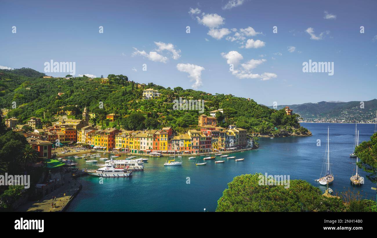 Portofino destinazione di lusso. Villaggio, yacht e barche nel porticciolo. Regione Liguria, Italia Foto Stock