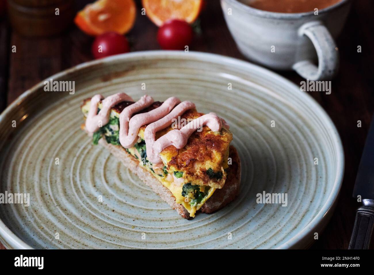 panino aperto fatto in casa per il brunch Foto Stock