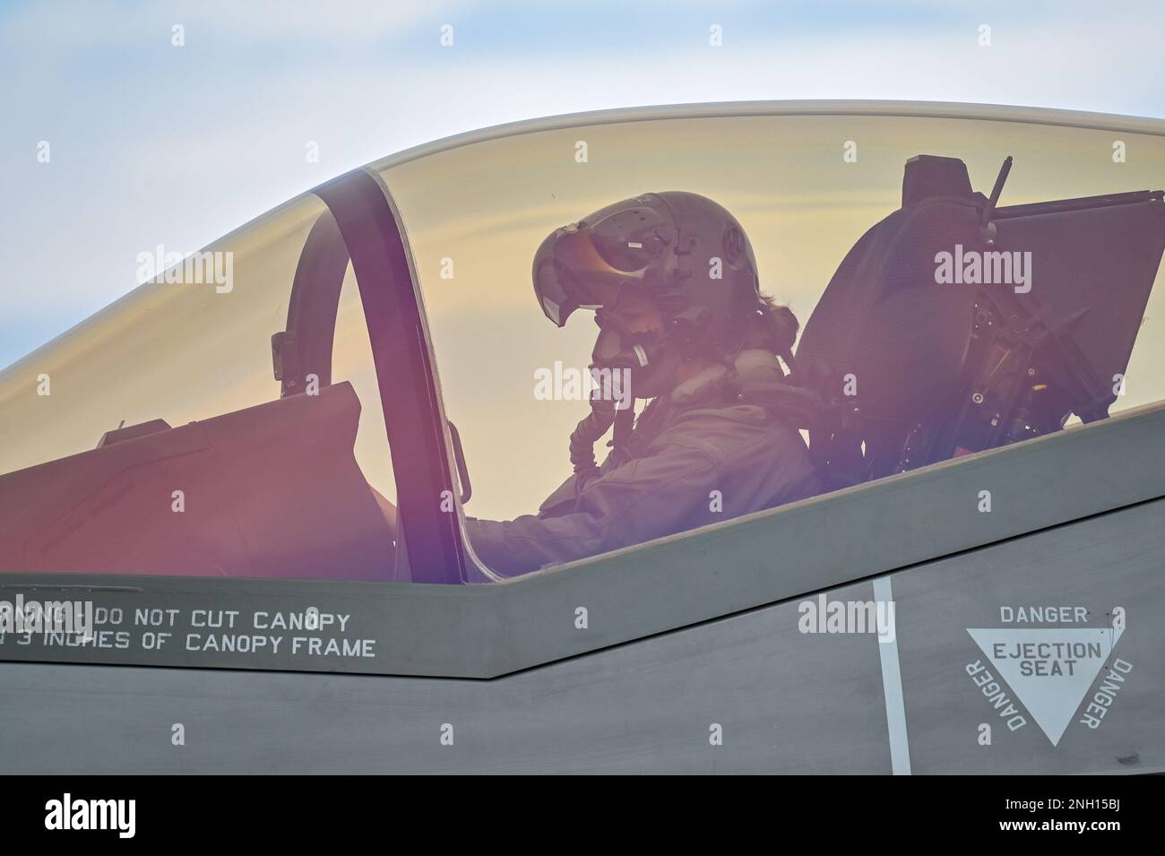 STATI UNITI Air Force Major Kristin 'BEO' Wolfe, F-35A Lightning II Demonstration Team pilota e comandante completa i controlli prima del lancio del 6 dicembre 2022 presso la base dell'aeronautica militare di Hill, Utah. Il team ha eseguito un breve show per i media locali per mostrare la fine della stagione di spettacoli aerei. Foto Stock