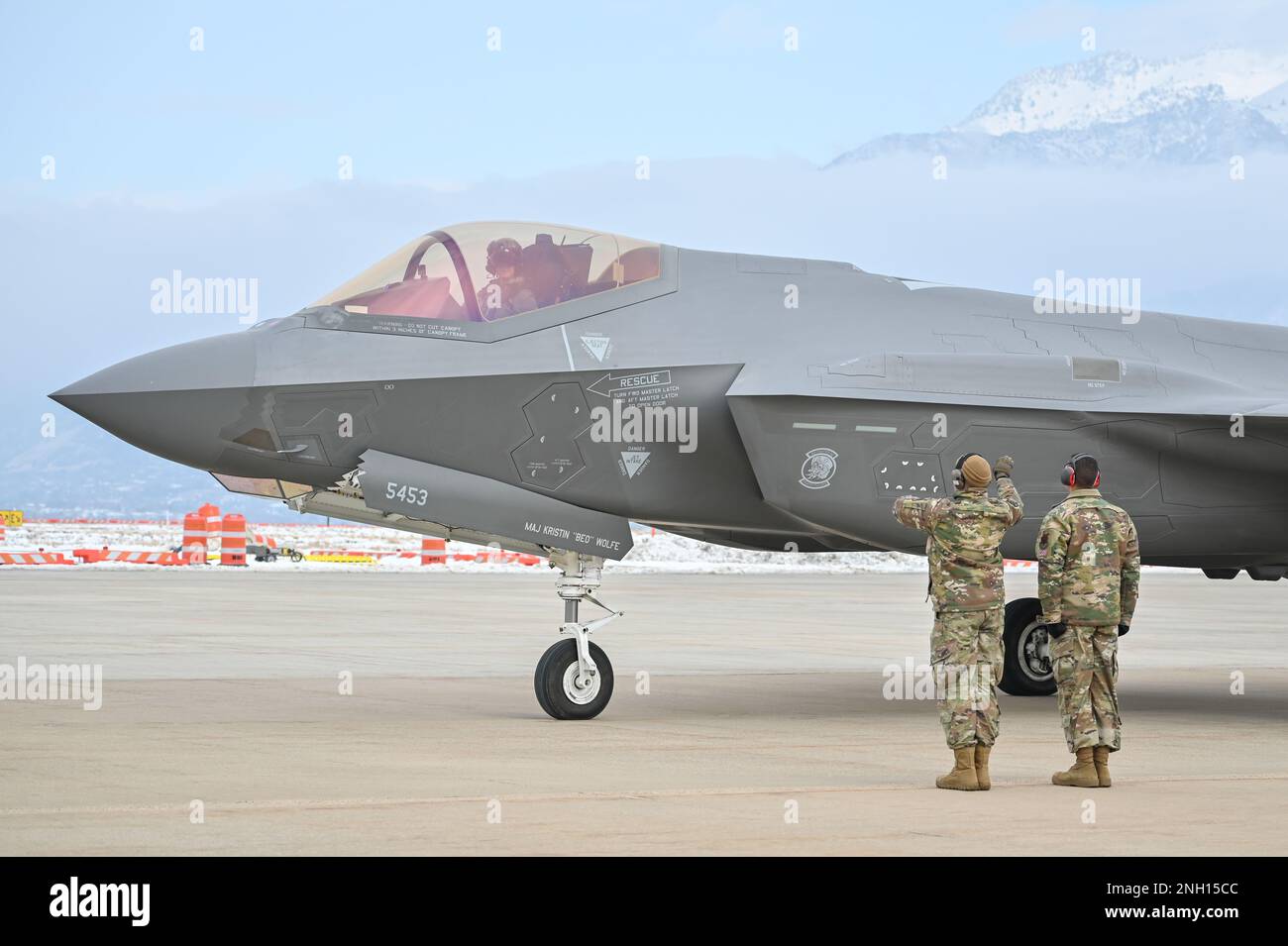 F-35A i capi della squadra dimostrativa Lightning II lanciano il maggiore pilota e comandante della squadra dimostrativa Kristin 'BEO' Wolfe, F-35A Lightning II, 6 dicembre 2022 presso la base dell'aeronautica militare di Hill, Utah. Il team ha eseguito un breve show per i media locali per mostrare la fine della stagione di spettacoli aerei. Foto Stock