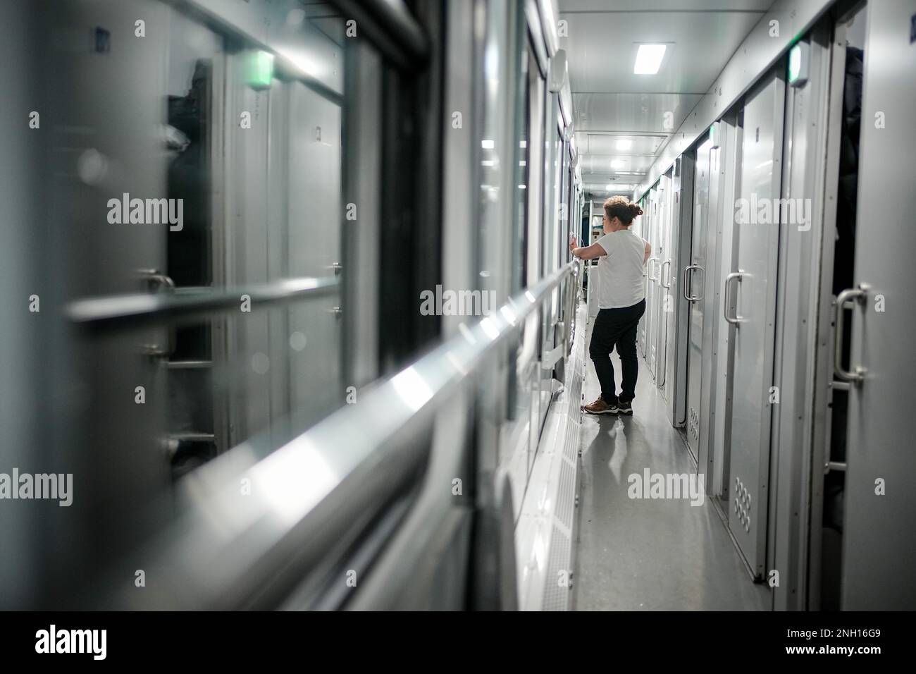 Przemysl, Polonia. 19th Feb, 2023. Una donna si trova all'inizio del viaggio sul treno notturno per Kiev, la capitale Ucraina. Il viaggio dura poco meno di 11 ore. Credit: Kay Nietfeld/dpa/Alamy Live News Foto Stock