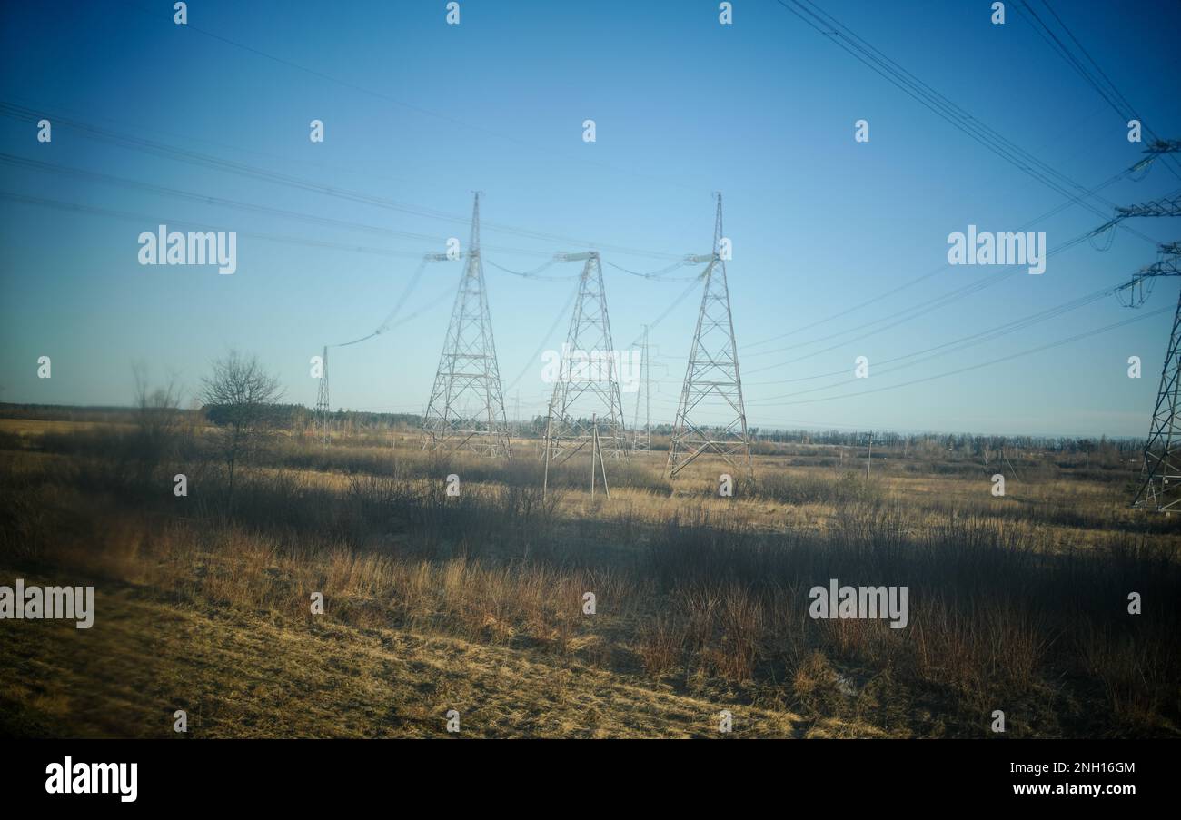 Kiew, Ucraina. 20th Feb, 2023. I tralicci di elettricità sono visti dal treno notturno alla capitale Ucraina Kiev poco prima dell'arrivo. Il viaggio dura poco meno di 11 ore. Credit: Kay Nietfeld/dpa/Alamy Live News Foto Stock