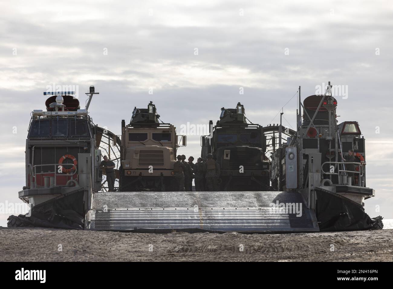 NEGLI STATI UNITI Cuscino d'aria Navy Landing Craft (LCAC) con Assault Craft Unit 4, si prepara a trasportare veicoli blindati leggeri durante un esercizio di addestramento con 2D Battaglione di ricognizione blindato leggero, 2D Divisione Marina, a Camp Lejeune, North Carolina, 6 dicembre, 2022. Lo scopo principale di un LCAC è quello di trasportare sistemi di armi, attrezzature, carichi e personale degli elementi d'assalto della task force Marine Air-Ground da nave a riva e attraverso la spiaggia. Foto Stock