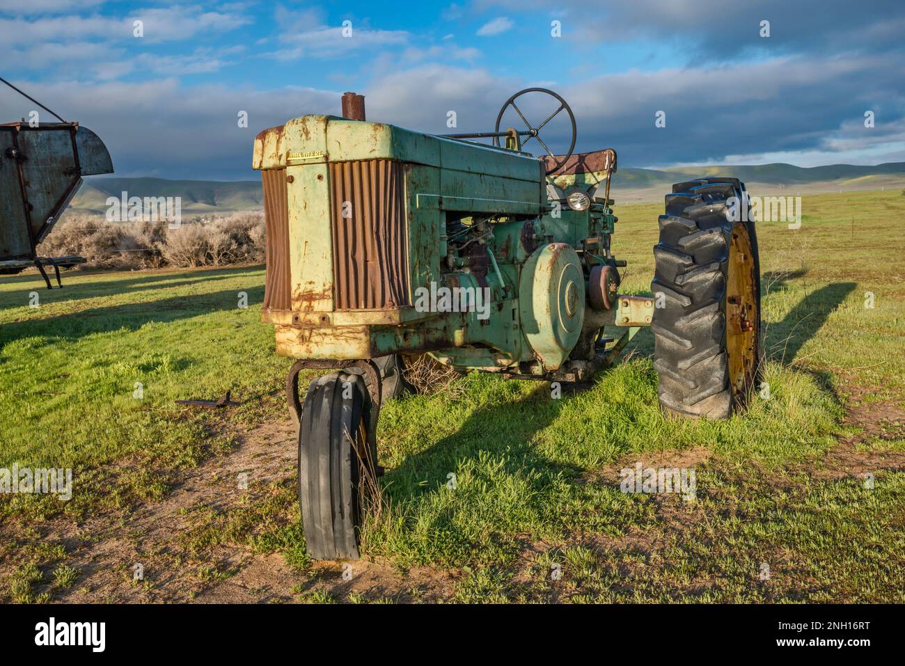 Vecchio trattore John Deere a tre ruote conservato vicino al Goodwin Education Center, presso l'ex ranch, Carrizo Plain National Monument, California, USA Foto Stock