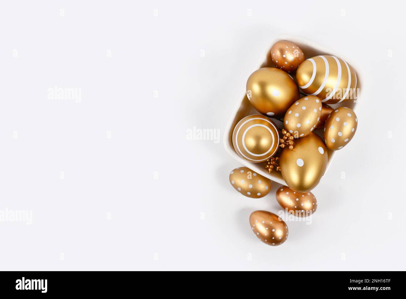 Uova di Pasqua dipinte d'oro con strisce e puntini Foto Stock