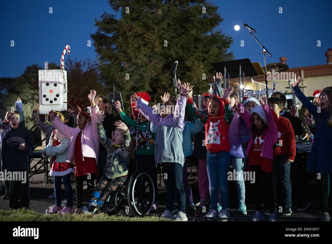 Travis Air Force base dopo la scuola programma giovani studenti si esibiscono durante una cerimonia di illuminazione albero di Natale alla Travis Air Force base, California, 6 dicembre 2022. Le famiglie della Travis AFB si sono riunite per un'illuminazione dell'albero di Natale, per la musica della Band of the Golden West e per una visita di Babbo Natale. (Foto Air Force di Chustine Minoda) Foto Stock