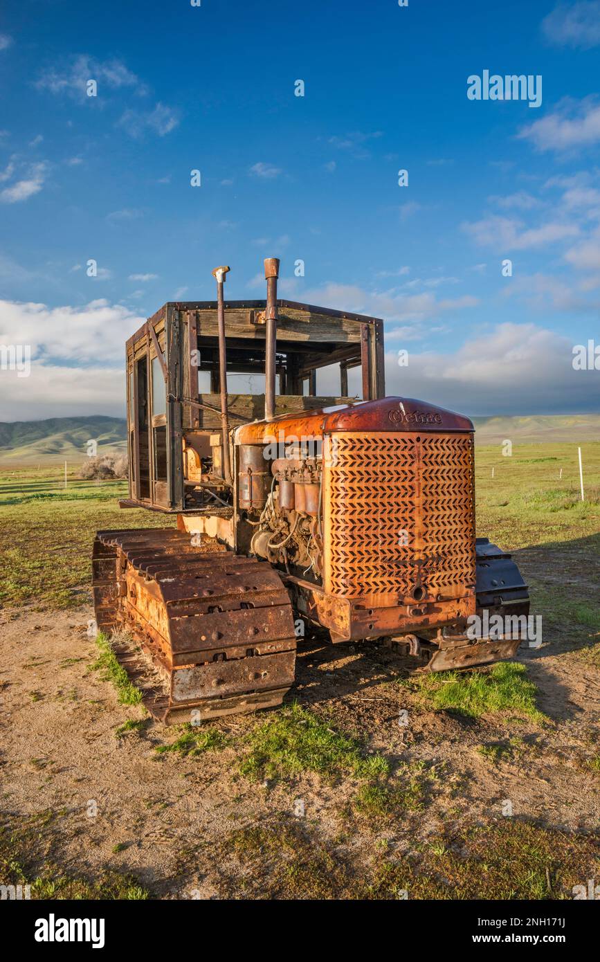Vecchio trattore cingolato Cletrac conservato vicino al Goodwin Education Center, presso l'ex ranch, Carrizo Plain National Monument, California, USA Foto Stock