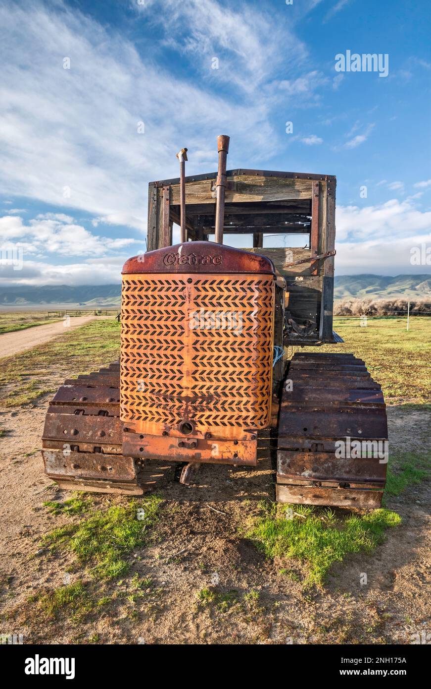 Vecchio trattore cingolato Cletrac conservato vicino al Goodwin Education Center, presso l'ex ranch, Carrizo Plain National Monument, California, USA Foto Stock