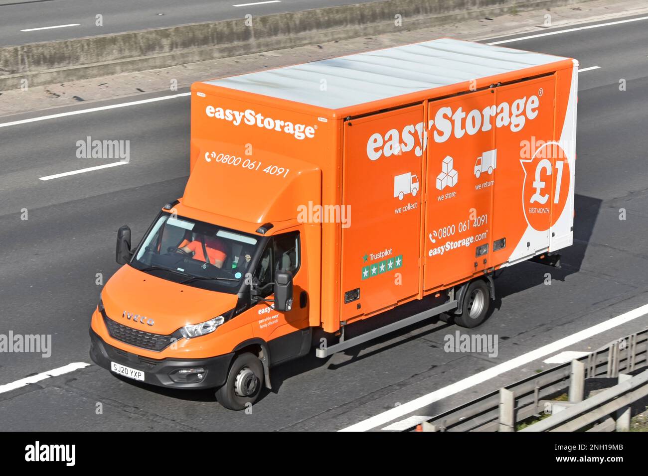 Vista frontale laterale aerea di Easy Storage Iveco pick up & delivery furgone driver parte di UNA famiglia DI marchi FACILE guida su autostrada UK strada Essex Inghilterra Foto Stock