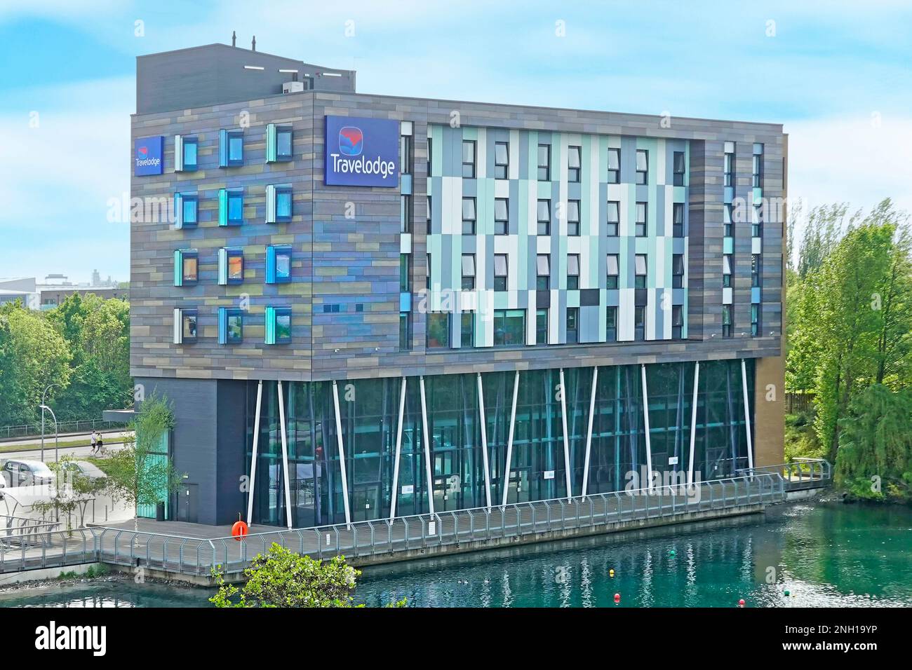 Travelodge Lakeside Hotel Thurrock moderno edificio nel settore alberghiero business presso il grande centro commerciale accanto Alexandra Lake Essex Inghilterra Regno Unito Foto Stock