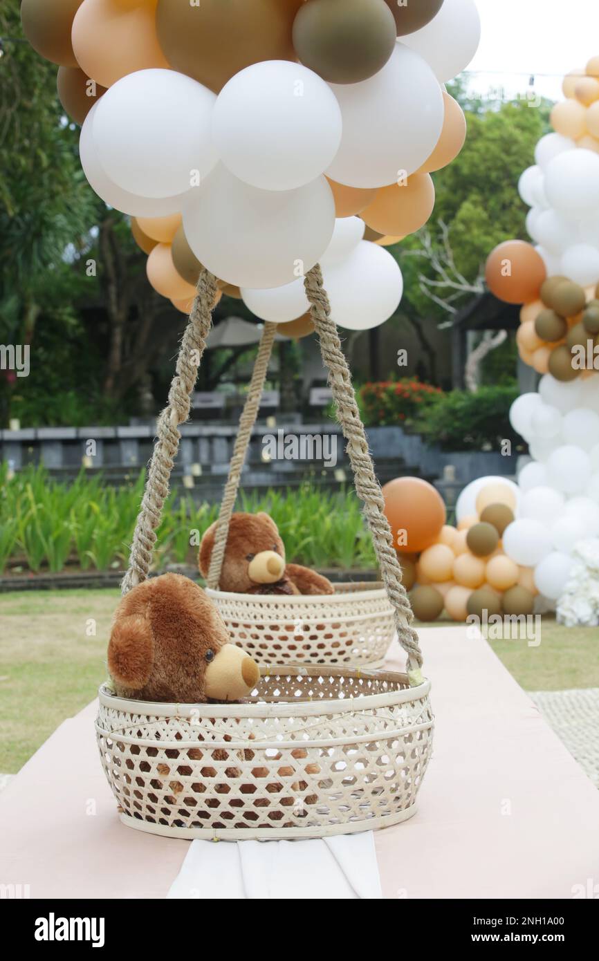 Orsacchiotto decorazione. Creativo sesso neutro doccia bambino o decorazione di compleanno in giardino. Bianco crema di pesca caramello bohemian stile all'aperto anche Foto Stock