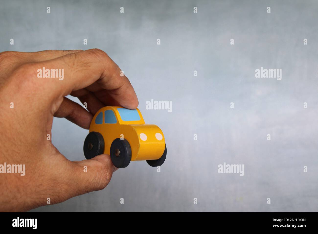 Immagine in primo piano dell'auto giocattolo con supporto per la mano e spazio per le copie. Concetto di trasporto Foto Stock