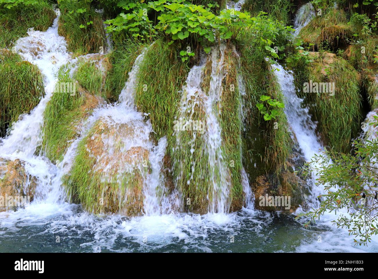 Splendida cascata sui laghi di Plitvice, parco nazionale, Croazia in primavera e in estate. Le migliori belle cascate croate, montagne e natura. Foto Stock