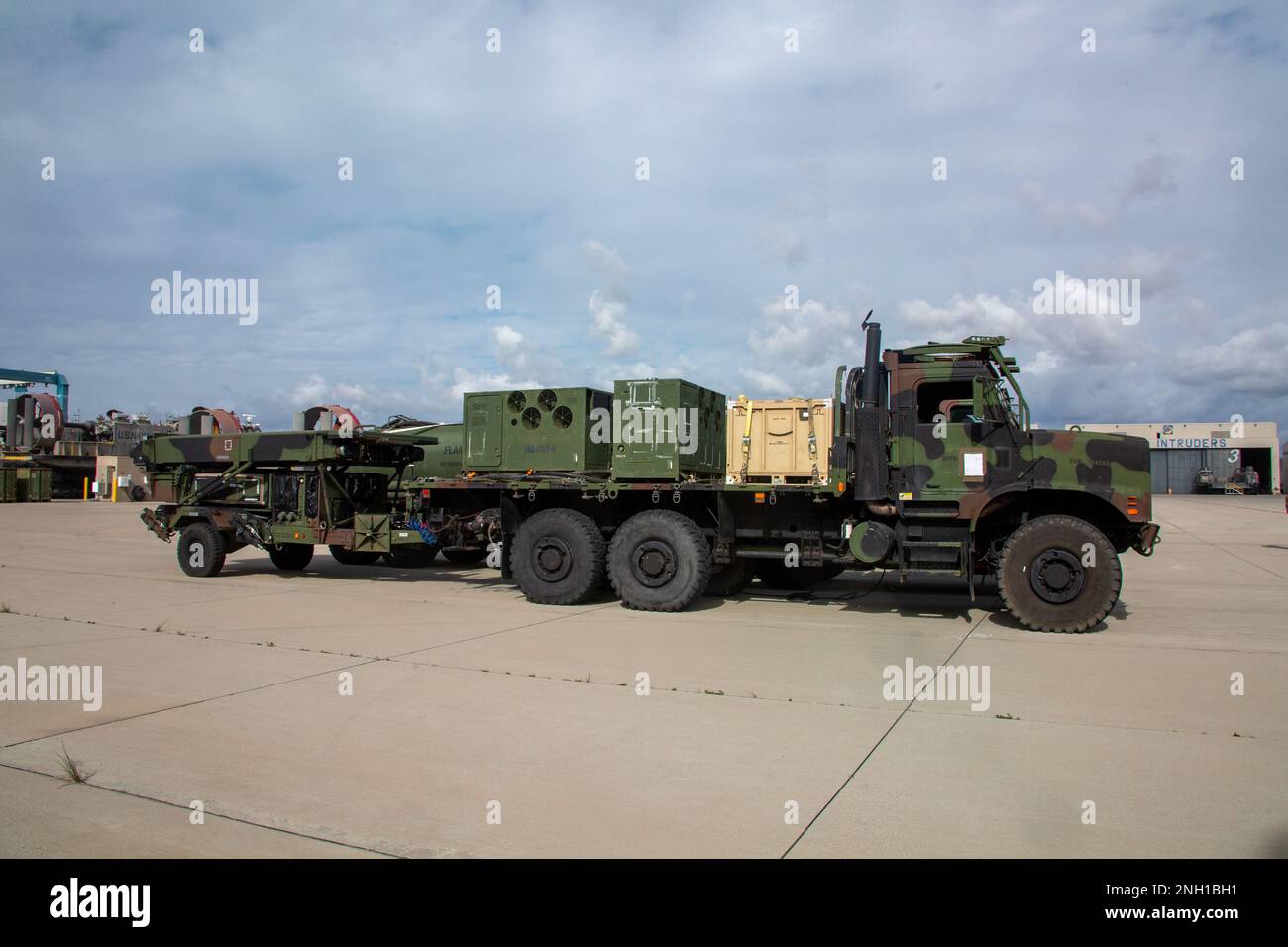 Un radar a terra/aereo orientato alle attività AN/TPS-80 viene messo in scena prima del carico a bordo di un'imbarcazione da atterraggio, cuscino d'aria durante il Cavaliere d'acciaio da sforzo 23 a White Beach, Camp Pendleton, California, 6 dicembre 2022. Assault Craft Unit 5 e Marine Air Control Group 38 hanno dimostrato la capacità di utilizzare connettori anfibi per riposizionare rapidamente il comando e il controllo dell'aviazione Marines e le apparecchiature in un ambiente litoraneo. Exercise Steel Knight 23 fornisce 3rd Marine Aircraft Wing un'opportunità per affinare la lotta di livello Wing a sostegno della i Marine Expeditionary Force e la manovra della flotta. Foto Stock