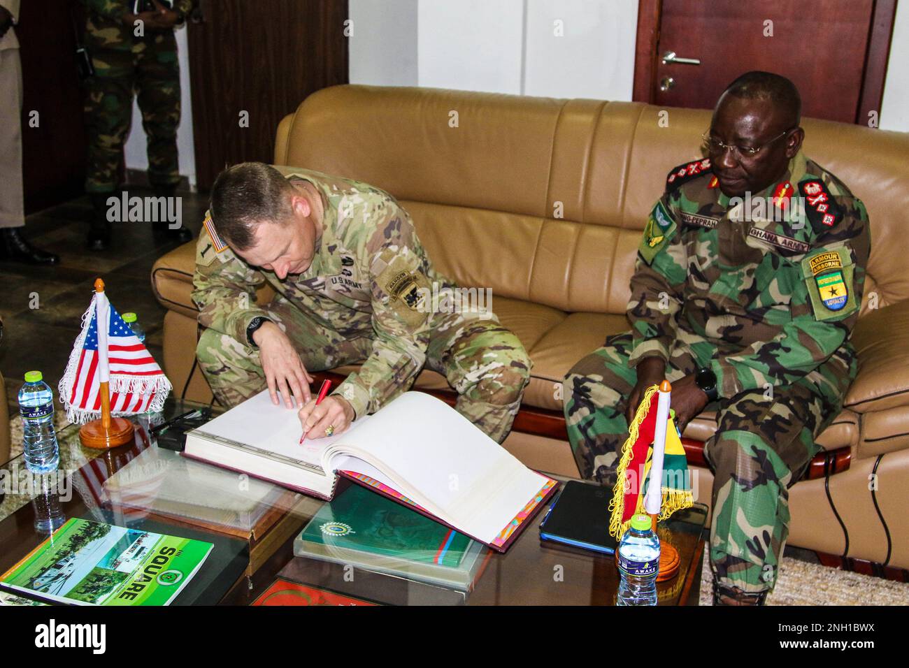 Generale Todd Wasmund (a sinistra), comandante degli Stati Uniti Esercito Southern European Task Force, Africa firma il libro degli ospiti del Ghana forze armate Capo dello Stato maggiore dell'esercito, Gen. Thomas Oppong-Peprah 6 dicembre 2022 durante una visita ad Accra, Ghana. Wasmund e il team di comando SETAF-AF hanno visitato il Ghana per discutere della cooperazione reciproca tra forze terrestri. Foto Stock