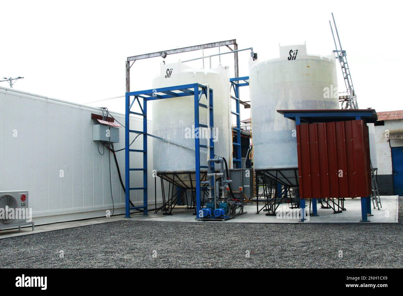 I membri della Defense Threat Reduction Agency (DTRA) hanno recentemente partecipato a una cerimonia di taglio del nastro presso il Kenia Veterinary Vaccine Production Institute (KEVEVAPI) per celebrare gli aggiornamenti completati del sistema di trattamento degli effluenti (ETS), dicembre 7, a Nairobi, in Kenya. Foto Stock