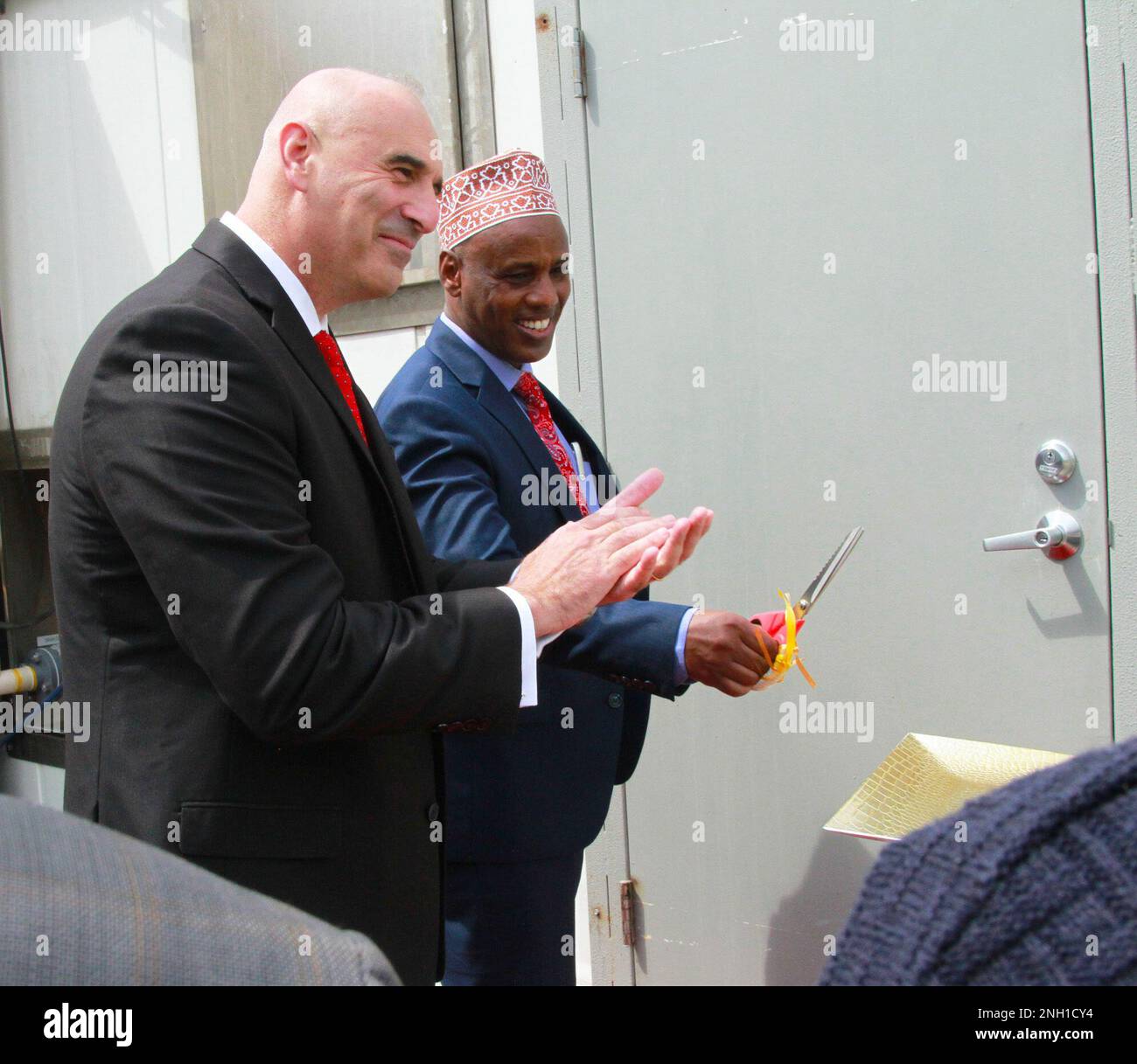 I membri della Defense Threat Reduction Agency (DTRA) hanno recentemente partecipato a una cerimonia di taglio del nastro presso il Kenia Veterinary Vaccine Production Institute (KEVEVAPI) per celebrare gli aggiornamenti completati del sistema di trattamento degli effluenti (ETS), dicembre 7, a Nairobi, in Kenya. Foto Stock
