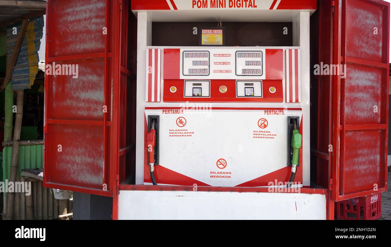 Mini stazione di benzina di lusso, pertalite, pertamax Infront della casa di solito chiamato Pertamini o PERTAMINA mini Foto Stock
