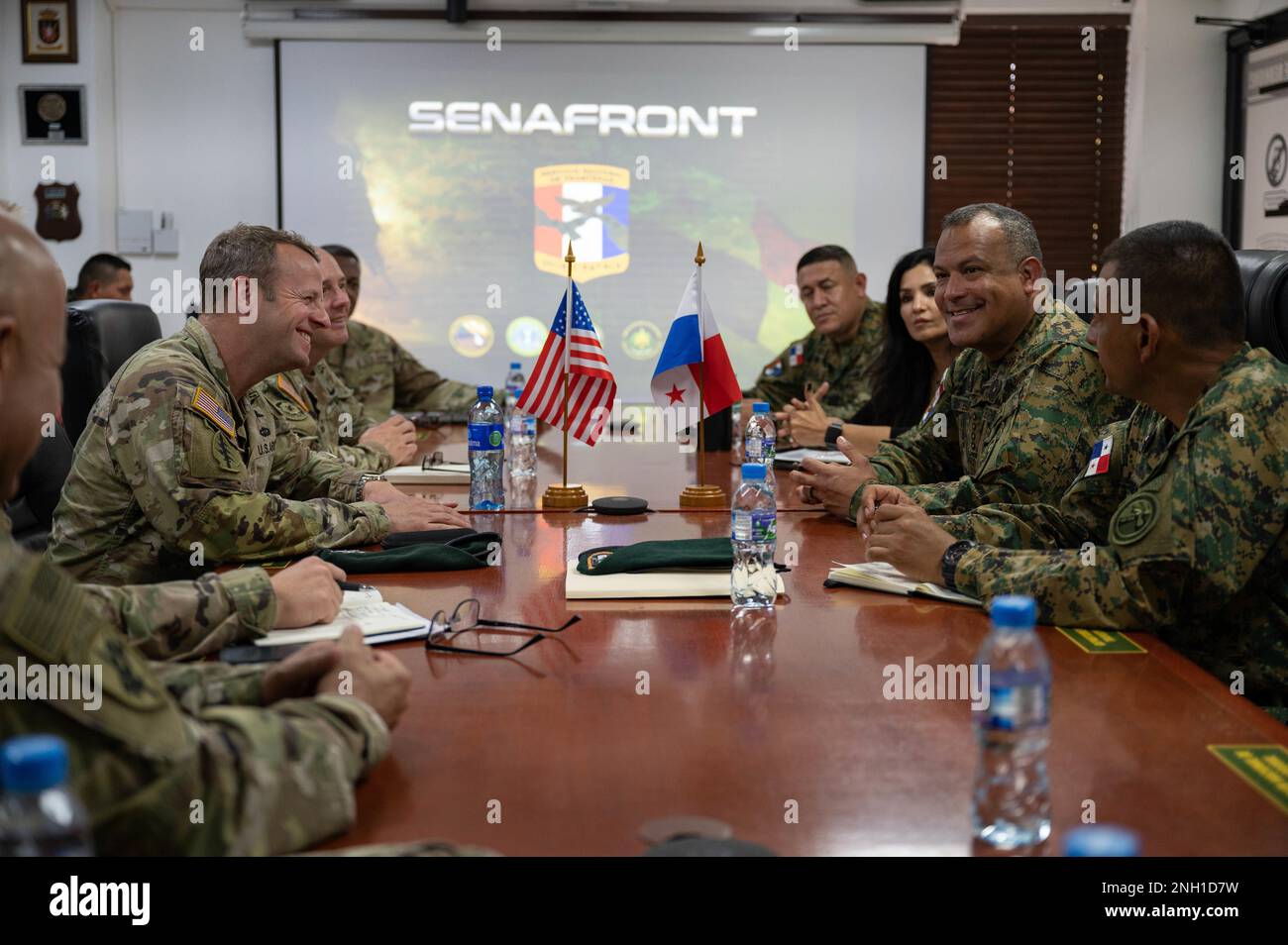 Il servizio nazionale di confine di Panama, noto anche come, SENAFRONT si unisce con la Joint Task Force-Bravo come parte di PANAMAX 2023. Con il sostegno diretto del comando del sud degli Stati Uniti e del governo di Panama, JTF-Bravo ha fornito risorse aeree per assistere nel movimento di personale, cibo e attrezzature in diversi luoghi difficili da raggiungere in tutta la regione. Foto Stock