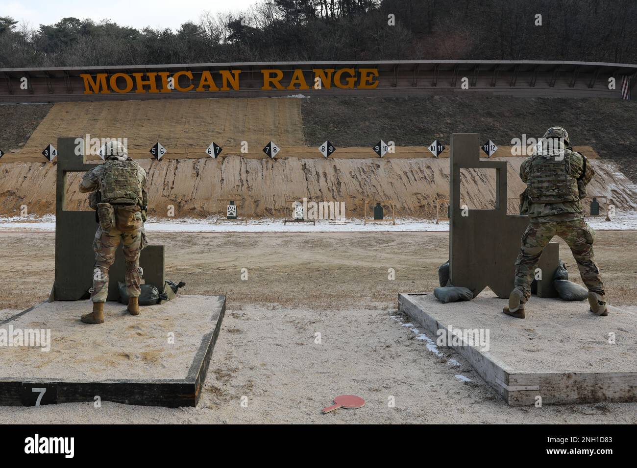 STATI UNITI Daniel MartinHigginbottom e CPT. Joel Budd, 210th Field Artillery Brigade, 2nd° divisione fanteria, gareggia nel M4° stress shoot dell'Ottava competizione Medica dell'Esercito, Camp Casey, Corea del Sud, 06 dicembre 2022. Il BMC 8A è stato una competizione di 72 ore che ha sfidato i soldati nelle loro abilità di salvataggio di vita in una varietà di scenari ad alta intensità. Foto Stock