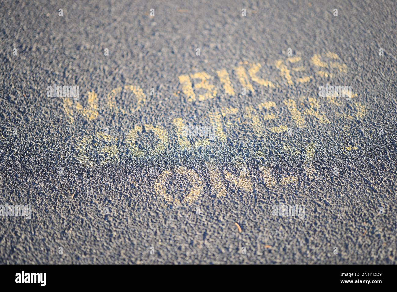 Non sono ammesse biciclette, cartello solo per golfisti Foto Stock