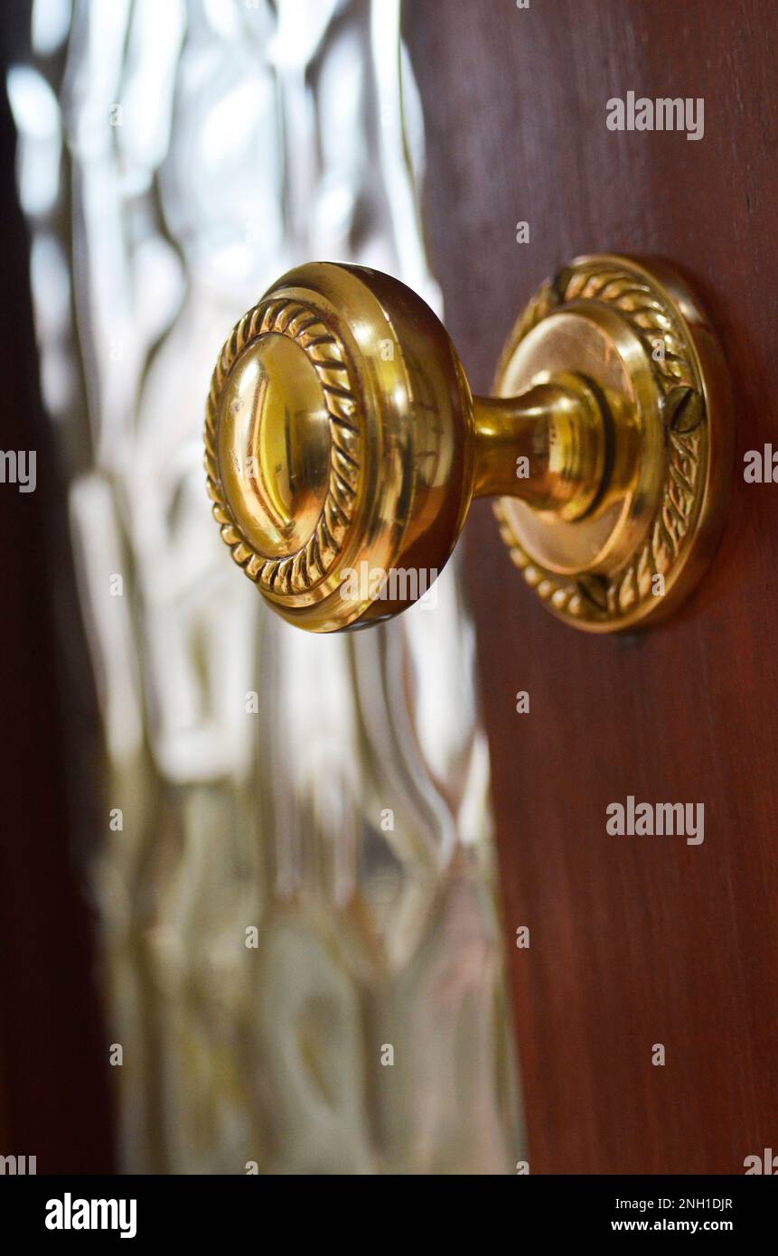 pomello interno della porta in ottone lucido Foto Stock