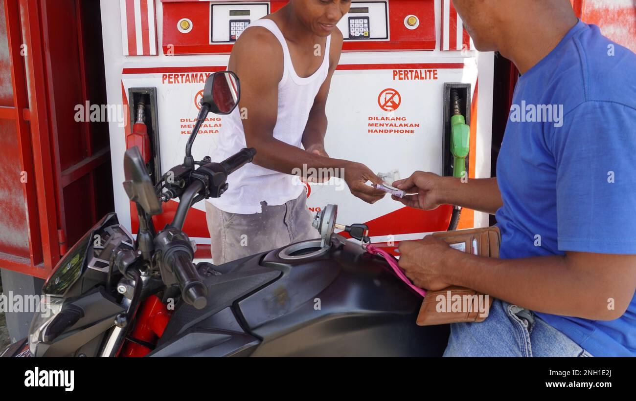 Mini stazione di benzina di lusso, pertalite, pertamax Infront della casa di solito chiamato Pertamini o PERTAMINA mini Foto Stock Mini stazione di benzina di lusso, pertalite, pertamax Infront della casa di solito chiamato Pertamini o PERTAMINA mini Foto Stock
