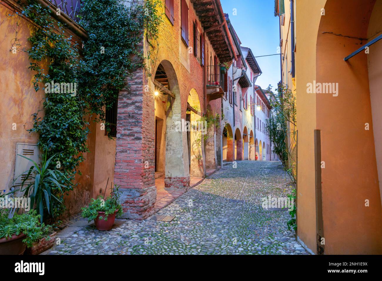 Treviso, Italia. Immagine del paesaggio urbano di una strada colorata situata nel centro storico di Treviso, Italia al tramonto. Foto Stock
