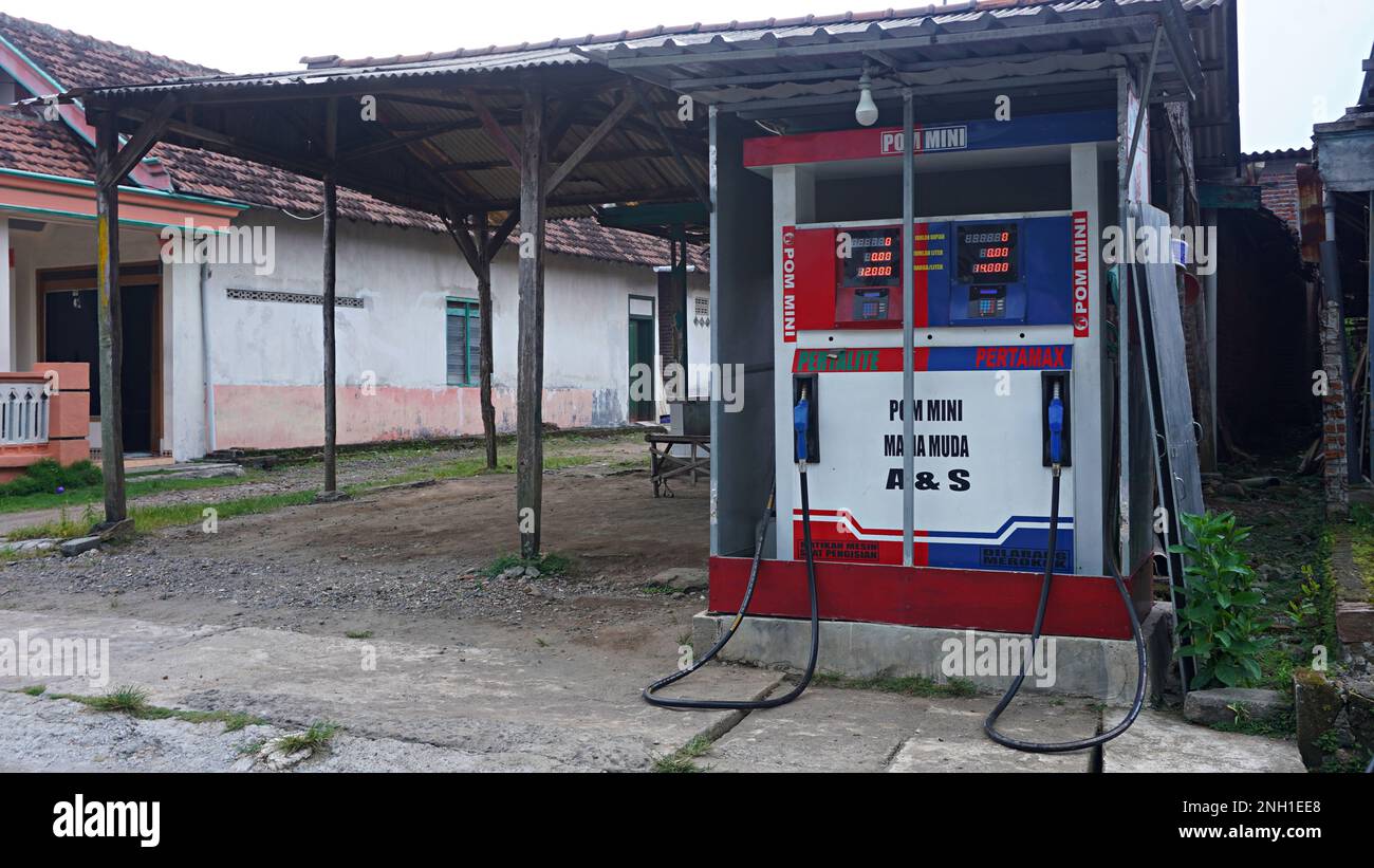 Mini stazione di benzina di lusso, pertalite, pertamax Infront della casa di solito chiamato Pertamini o PERTAMINA mini Foto Stock