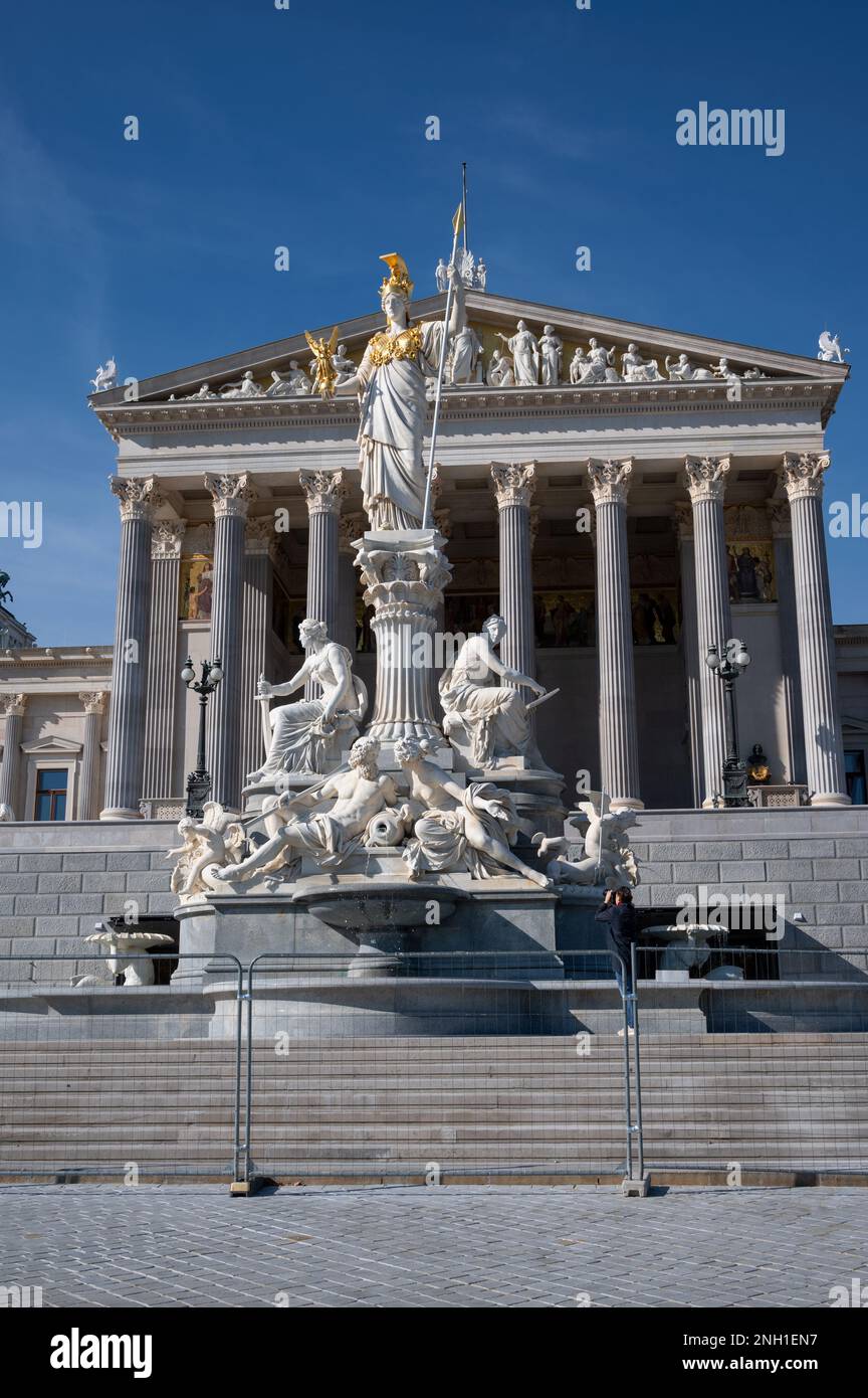 Vista delle statue presso il Parlamento austriaco di Vienna, dove le due case del Parlamento austriaco conducono le loro sessioni. Foto Stock