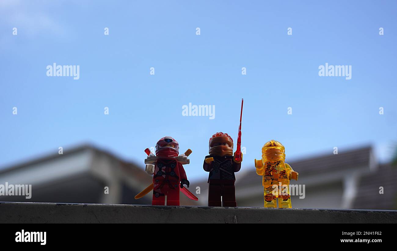 Surabaya, East Java, Indonesia - Gennaio, 2023 : primo piano gioco di giocattoli Lego Ninja Vai con cielo chiaro e sfondo sul tetto Foto Stock Surabaya, East Java, Indonesia - Gennaio, 2023 : primo piano gioco di giocattoli Lego Ninja Vai con cielo chiaro e sfondo sul tetto Foto Stock