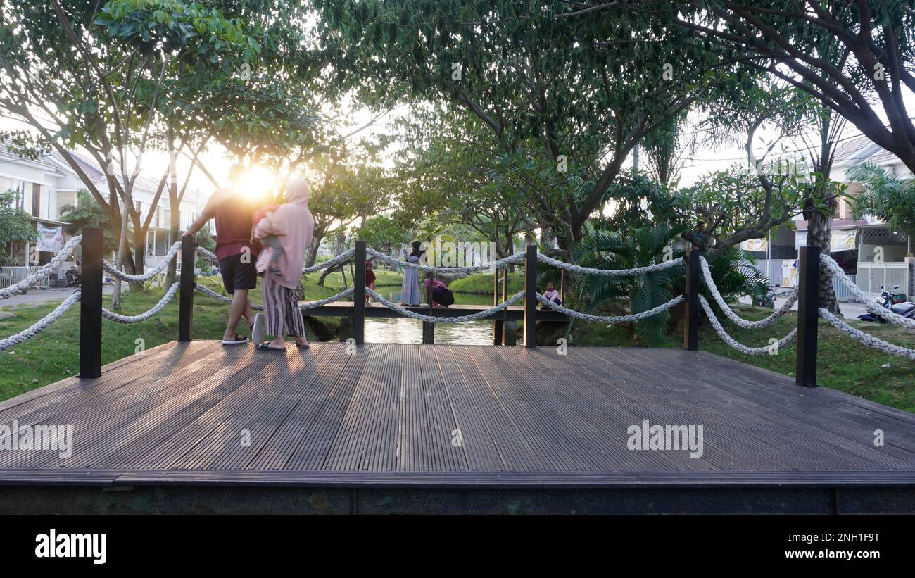 Tramonto cinematografico al parco pubblico quando le donne in hijab trascorrono del tempo insieme a scattare selfie Foto Stock Tramonto cinematografico al parco pubblico quando le donne in hijab trascorrono del tempo insieme a scattare selfie Foto Stock