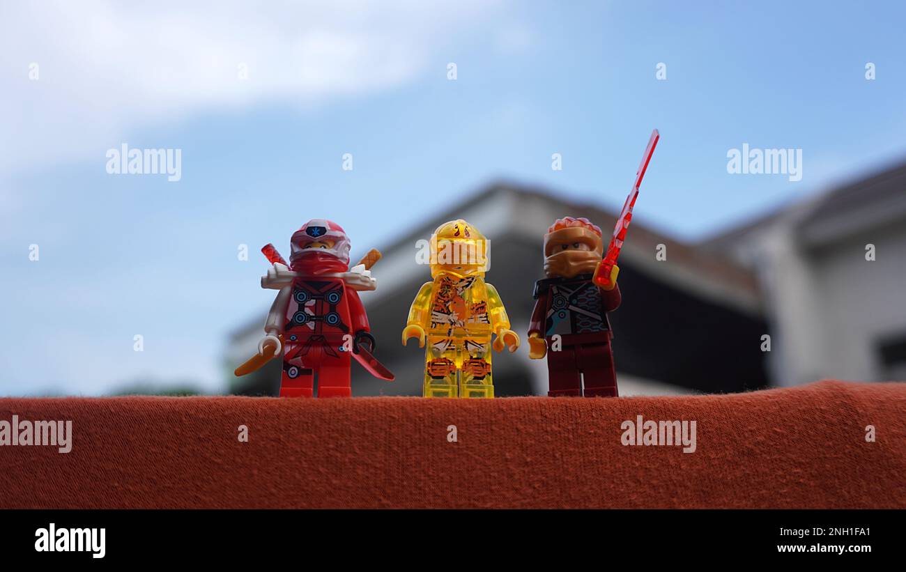 Surabaya, East Java, Indonesia - Gennaio, 2023 : primo piano gioco di giocattoli Lego Ninja Vai con cielo chiaro e sfondo sul tetto Foto Stock Surabaya, East Java, Indonesia - Gennaio, 2023 : primo piano gioco di giocattoli Lego Ninja Vai con cielo chiaro e sfondo sul tetto Foto Stock